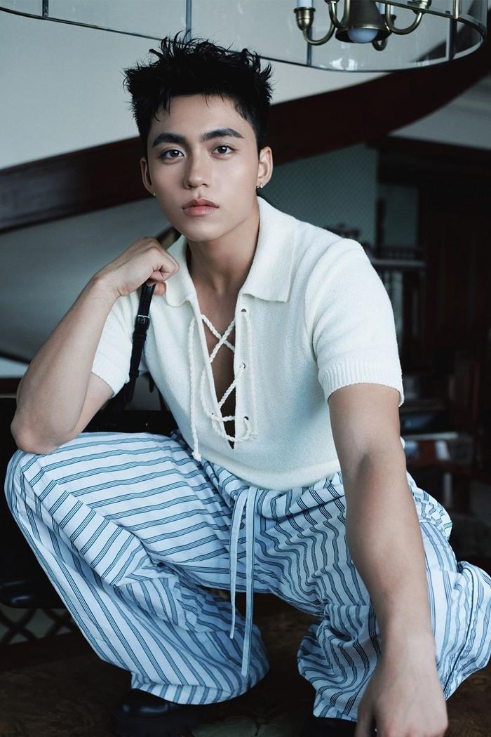 Nửa trên gọn gàng giúp lộ bắp tay săn chắc, nửa dưới phồng rộng tạo cảm giác thoải mái. MONO giữ tư thế phóng khoáng gần với tinh thần thể thao vốn quen thuộc với anh. Nam ca sĩ từng đưa trang phục thể thao mang cảm hứng taekwondo vào MV "Đi tìm tình yêu" năm 2024 .
