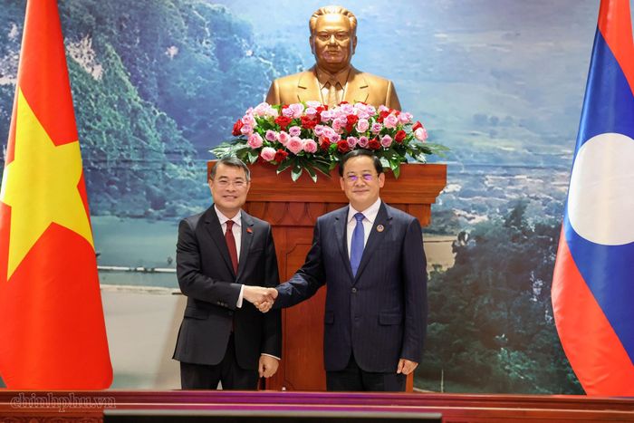 Thủ tướng Lê Minh Hưng hội kiến Chủ tịch Quốc hội Lào. Ảnh: Chính phủ