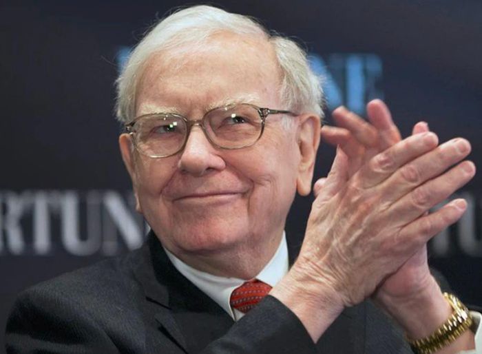 Buffett hiếm khi được nhìn thấy mà không có chiếc Rolex Day Date President bằng vàng trên tay. Chiếc đồng hồ cao cấp này trị giá 34.050 USD.