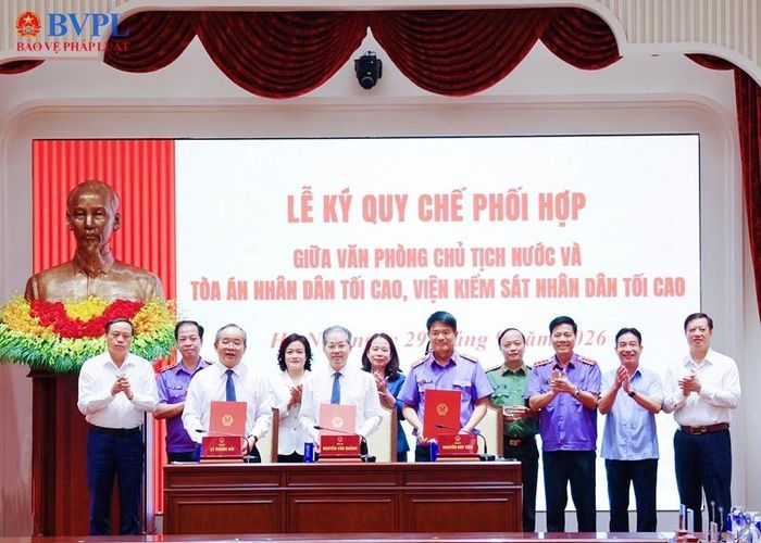  Phó Chủ tịch nước Võ Thị Ánh Xuân và đại diện lãnh đạo các cơ quan chứng kiến đồng chí Nguyễn Văn Quảng, Chánh án TAND tối cao; đồng chí Lê Khánh Hải, Chủ nhiệm Văn phòng Chủ tịch nước và đồng chí Nguyễn Huy Tiến, Viện trưởng VKSND tối cao ký Quy chế phối hợp.
