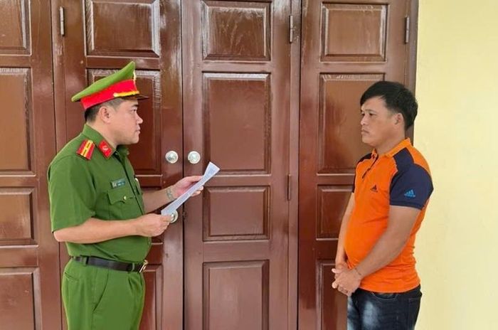 Cơ quan Công an tống đạt quyết định tố tụng đối với bị can Lạc A Chương. Ảnh: CAQN