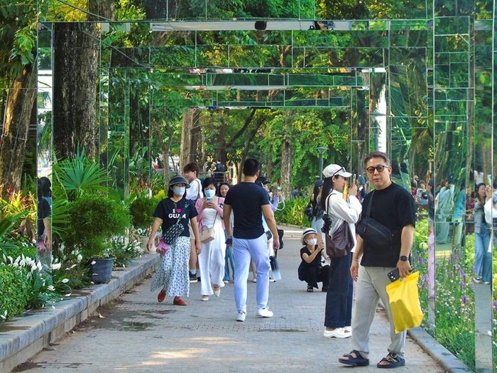  Người dân, du khách tham quan không gian “Dải lụa ký ức”.