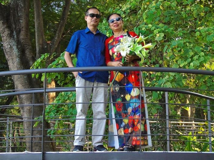 Du khách chụp ảnh trên cầu cạn ven hồ Hoàn Kiếm.