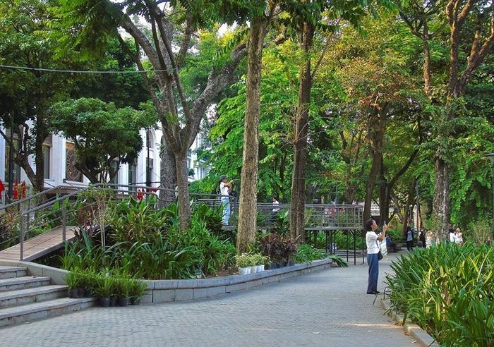  Cầu cạn “Dải lụa ký ức” ven hồ Hoàn Kiếm trong ngày đầu mở cửa đón khách.