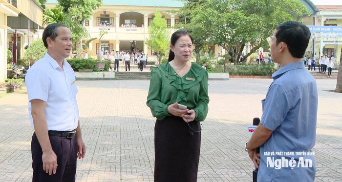 Hiệu trưởng Trường THCS Quỳ Hợp Ngô Đức Sơn và Cô giáo Hồ Thị Huyền Nga trao đổi với phóng viên. Ảnh: Thái Dương