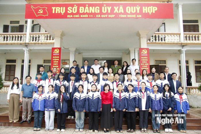 Lãnh đạo xã Quỳ Hợp gặp mặt giáo viên, học sinh dự các kỳ thi giáo viên dạy giỏi cấp tỉnh và học sinh giỏi lớp 9 cấp tỉnh tháng 12/2025. Ảnh: Phan Giang (Trung tâm CƯDV công xã Quỳ Hợp)