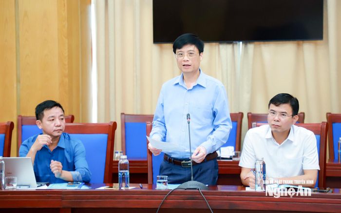 Đồng chí Lê Văn Lương - Chi cục Trưởng Chi cục Kinh tế hợp tác và Phát triển nông thôn Nghệ An trình bày các dự thảo quyết định, đề án. Ảnh: Thành Duy