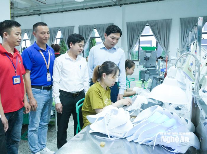 Cán bộ xã Hùng Châu tìm hiểu môi trường làm việc và thu nhập của công nhân trong doanh nghiệp trên địa bàn. Ảnh: Mai Hoa
