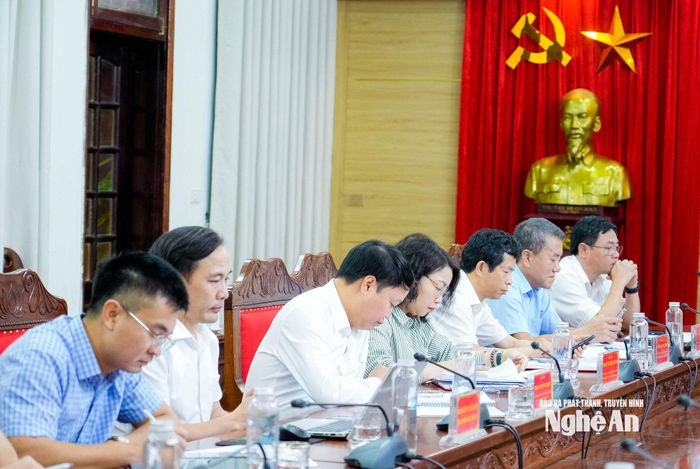 Lãnh đạo các cơ quan chuyên trách tham mưu, giúp việc, Đảng uỷ các cơ quan Đảng tỉnh, đơn vị sự nghiệp công lập trực thuộc Tỉnh ủy dự buổi làm việc. Ảnh: Phạm Bằng