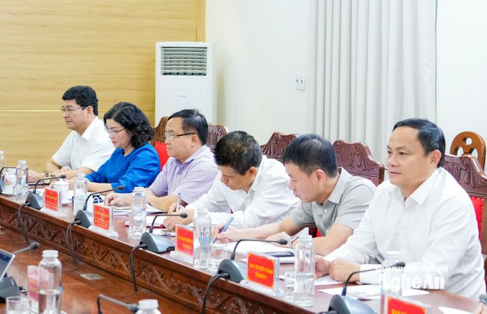 Lãnh đạo các cơ quan chuyên trách tham mưu, giúp việc, Đảng ủy các cơ quan Đảng tỉnh, đơn vị sự nghiệp công lập trực thuộc Tỉnh ủy dự buổi làm việc. Ảnh: Phạm Bằng