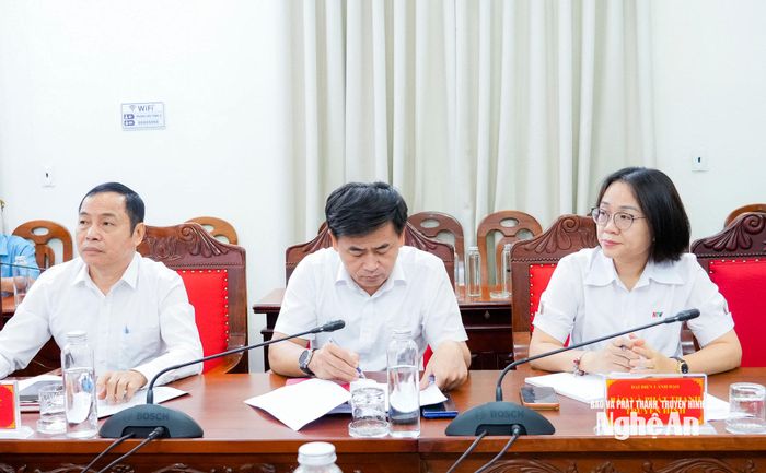 Lãnh đạo các cơ quan chuyên trách tham mưu, giúp việc, Đảng ủy các cơ quan Đảng tỉnh, đơn vị sự nghiệp công lập trực thuộc Tỉnh ủy dự buổi làm việc. Ảnh: Phạm Bằng