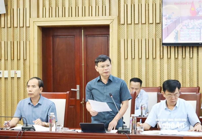 Đồng chí Phạm Văn Toàn - Phó Giám đốc Sở Nông nghiệp và Môi trường báo cáo tiến độ, kết quả thực hiện công tác đo đạc, lập bản đồ địa chính, lập hồ sơ địa chính trên địa bàn tỉnh. Ảnh: Bùi Thọ