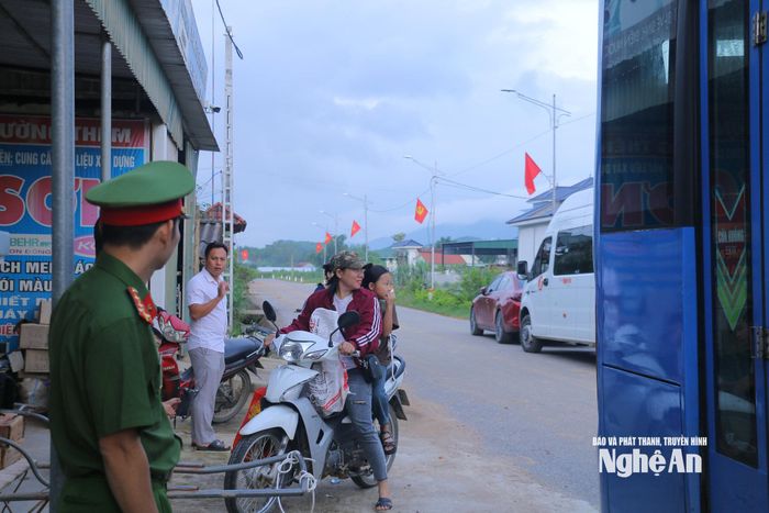 Chính quyền xã Quỳnh Tam và các ban, ngành liên quan hỗ trợ bố trí xe đưa đón học sinh thôn Tiến Sơn đến trường. Ảnh: Mỹ Hà