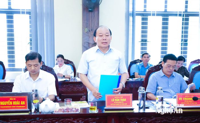 Bí thư Đảng ủy, Chủ tịch HĐND xã Châu Khê nêu một số khó khăn về tình trạng thiếu và yếu của cán bộ xã hiện nay. Ảnh: Mai Hoa