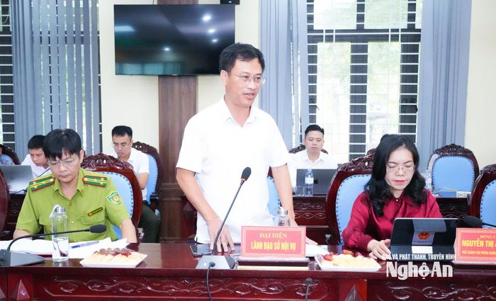 Phó Giám đốc Sở Nội vụ Lê Văn Lĩnh trả lời vấn đề phân cấp trong tuyển dụng, sử dụng cán bộ, công chức ở cấp xã. Ảnh: Mai Hoa