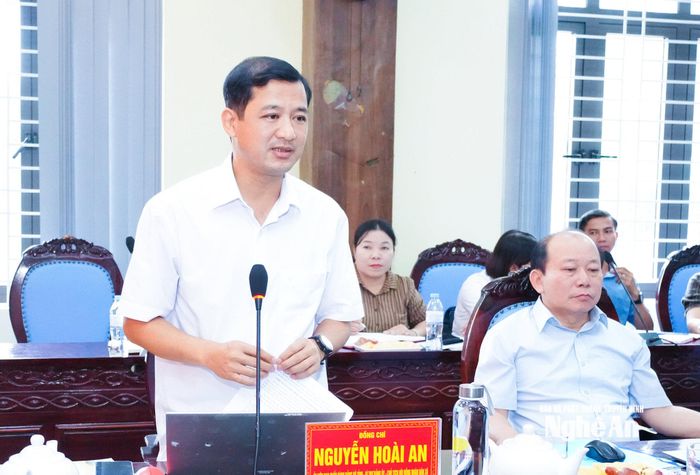 Bí thư Đảng ủy, Chủ tịch HĐND xã Con Cuông nêu một số vấn đề liên quan đến chất lượng hoạt động của HĐND cấp xã. Ảnh: Mai Hoa