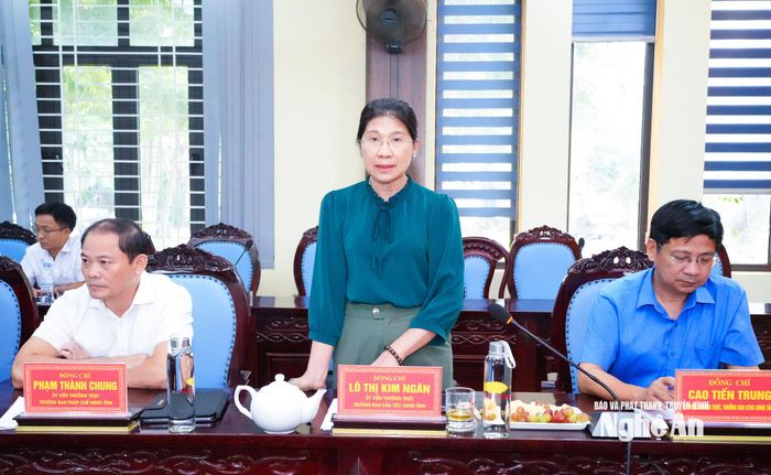 Trưởng ban Dân tộc HĐND tỉnh Lô Thị Kim Ngân giải đáp vấn đề các xã đề xuất về nhân lực cấp xã. Ảnh: Mai Hoa