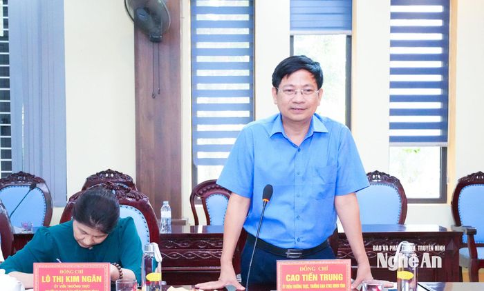 Trưởng ban Kinh tế - Ngân sách HĐND tỉnh Cao Tiến Trung giải đáp một số vấn đề cấp xã kiến nghị liên quan đến kinh phí hoạt động của HĐND và nguồn lực đầu tư phát triển. Ảnh: Mai Hoa