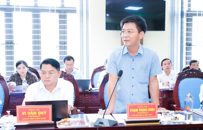 Bí thư Đảng ủy, Chủ tịch HĐND xã Mậu Thạch Phạm Trọng Bình đề nghị tỉnh kiến nghị Chính phủ nâng phụ cấp cho đội ngũ viên chức như công chức ở cấp xã. Ảnh: Mai Hoa