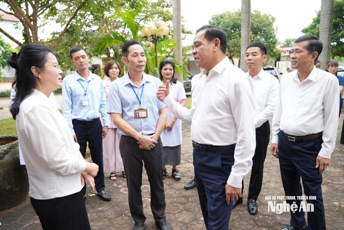 Đồng chí Võ Trọng Hải - Phó Bí thư Tỉnh ủy, Chủ tịch UBND tỉnh cùng đoàn công tác trực tiếp khảo sát thực tế cơ sở vật chất tại Trung tâm Y tế Thái Hòa. Ảnh: Đình Tuyên