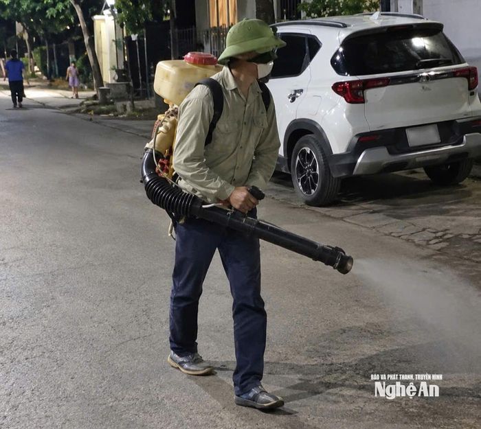 Chính quyền địa phương đã tổ chức phun hóa chất diệt muỗi xung quanh khu vực nhà bệnh nhân. Ảnh: Xuân Toàn