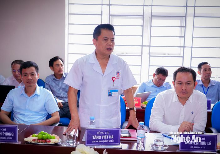 Lãnh đạo Bệnh viện Đa khoa Khu vực Tây Bắc báo cáo những khó khăn, vướng mắc tại đơn vị. Ảnh: Đình Tuyên