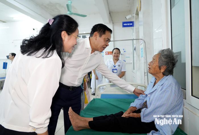 Đồng chí Võ Trọng Hải - Phó Bí thư Tỉnh ủy, Chủ tịch UBND tỉnh thăm hỏi, động viên bệnh nhân đang điều trị tại Trung tâm Y tế Nghĩa Đàn. Ảnh: Đình Tuyên