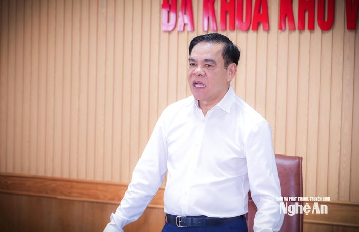 Chủ tịch UBND tỉnh Võ Trọng Hải chỉ đạo tháo gỡ khó khăn, nâng cao chất lượng các đơn vị y tế tuyến Quốc lộ 48. Ảnh: Đình Tuyên