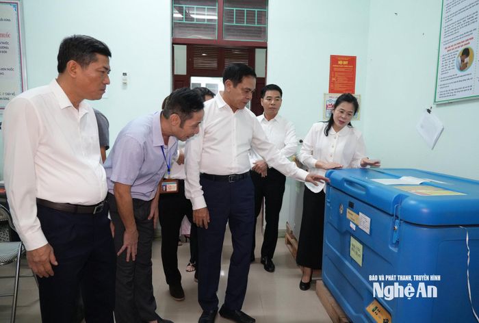 Đồng chí Võ Trọng Hải cùng đoàn công tác đã trực tiếp đi khảo sát thực tế cơ sở vật chất tại Trung tâm Y tế Thái Hòa. Ảnh: Đình Tuyên