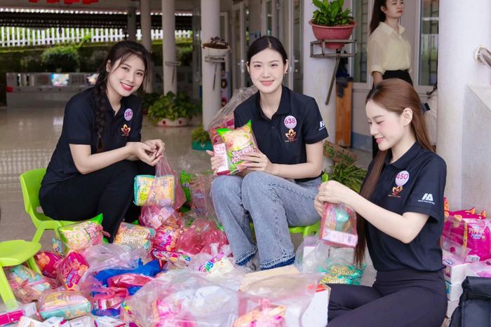 Mai Linh (ngoài cùng bên trái) cùng các thí sinh tham gia hoạt động tổ chức Tết Trung thu cho trẻ em ở Lai Châu.