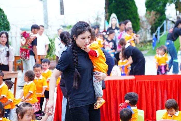 Mai Linh cùng các em nhỏ tại Lai Châu.