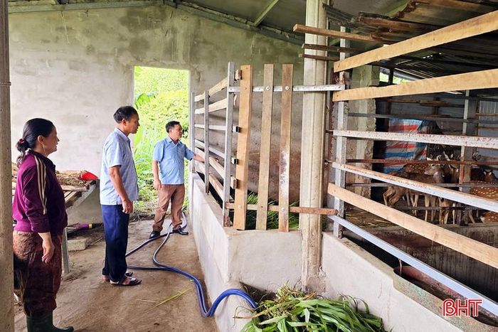 Cán bộ xã Kỳ Xuân và thôn Tân Phong thăm mô hình nuôi hươu của gia đình chị Nguyễn Thị Quỳnh.