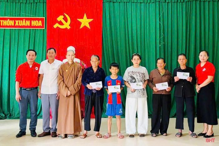 Hội Chữ thập đỏ - Bảo trợ xã hội xã Cổ Đạm phối hợp với chùa Kim Linh Sơn tổ chức trao quà cho trẻ em hoàn cảnh đặc biệt khó khăn tại hai thôn Hoa Phú và Xuân Hoa với tổng trị giá 5 triệu đồng.