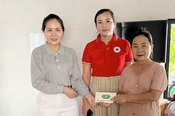 Hội Chữ thập đỏ - Bảo trợ xã hội xã Đồng Tiến đã kết nối, vận động sự hỗ trợ của các nhà hảo tâm để trao tặng xe lăn, thăm và tặng quà các hoàn cảnh khó khăn trên địa bàn.