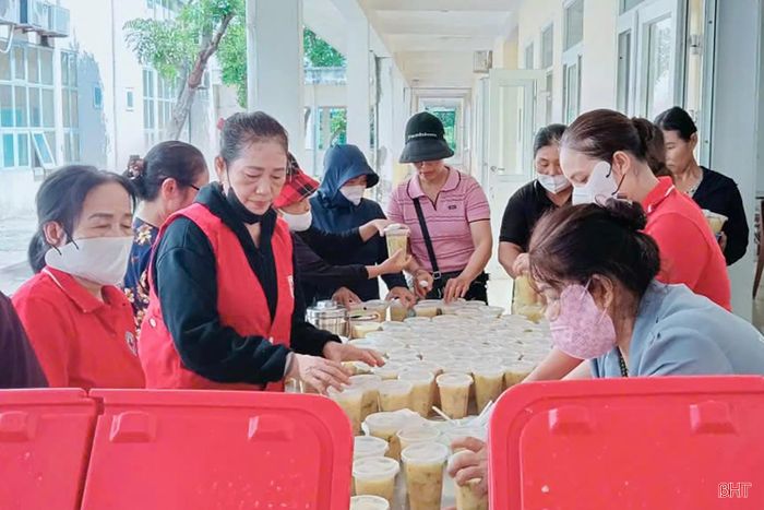 Hội Chữ thập đỏ - Bảo trợ xã hội phường Bắc Hồng Lĩnh phối hợp các tổ chức từ thiện, nhà hảo tâm trao tặng hàng chục suất quà cho trẻ em hoàn cảnh khó khăn, nấu gần 400 suất cháo hỗ trợ bệnh nhân đang điều trị tại Bệnh viện Đa khoa Hồng Lĩnh.