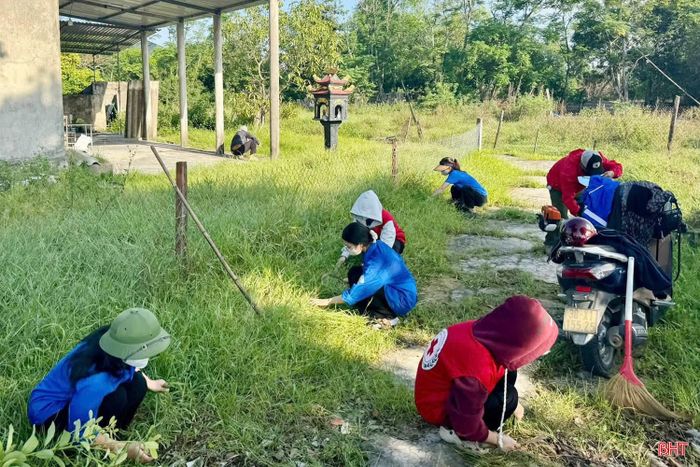  Hưởng ứng đợt thi đua cao điểm, Hội Chữ thập đỏ - Bảo trợ xã hội xã Yên Hòa phối hợp đoàn thanh niên thăm hỏi và hỗ trợ các gia đình đặc biệt khó khăn trên địa bàn. Cán bộ hội và đoàn viên thanh niên đã dọn dẹp nhà cửa, sắp xếp lại không gian sinh hoạt; chuẩn bị một số vật dụng thiết yếu phục vụ cuộc sống hằng ngày của các gia đình. 