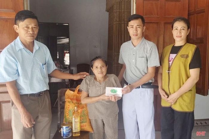 Đầu tháng 10/2026, thông qua kết nối của Hội Chữ thập đỏ tỉnh, Tổ chức từ thiện Tzu Chi Đài Loan tại Việt Nam đã trao hỗ trợ cho 25 hộ gia đình có hoàn cảnh đặc biệt khó khăn tại các xã, phường trên địa bàn với tổng trị giá gần 47 triệu đồng. Đây là những hoàn cảnh được đơn vị tài trợ đồng hành, hỗ trợ chi phí sinh hoạt hàng tháng từ nhiều năm nay.
