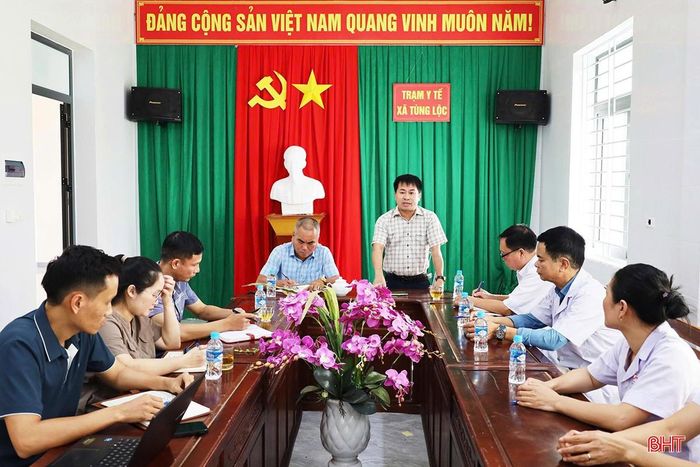 Lãnh đạo Trung tâm Kiểm soát bệnh tật Hà Tĩnh kiểm tra, đôn đốc các trạm y tế đẩy nhanh tiến độ làm sạch dữ liệu tiêm chủng. 