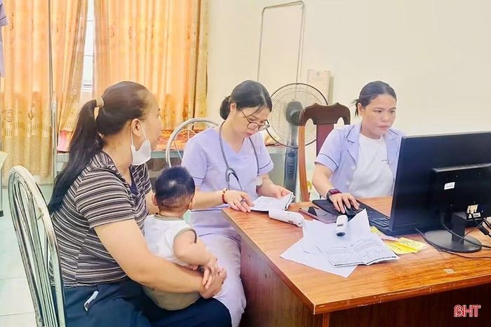Trạm Y tế phường Thành Sen chủ động rà soát các thông tin trên hệ thống tiêm chủng mở rộng.