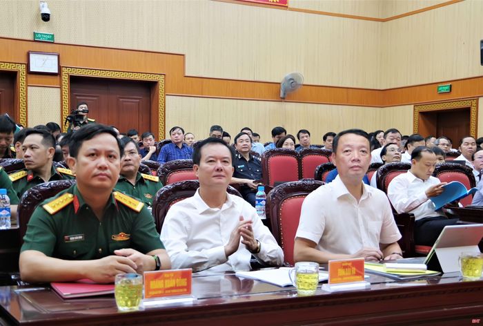Đồng chí Phan Thiên Định - Phó Bí thư Tỉnh ủy, Chủ tịch UBND tỉnh, Phó Trưởng ban Chỉ đạo diễn tập KVPT tỉnh và đại biểu tham dự lớp tập huấn.