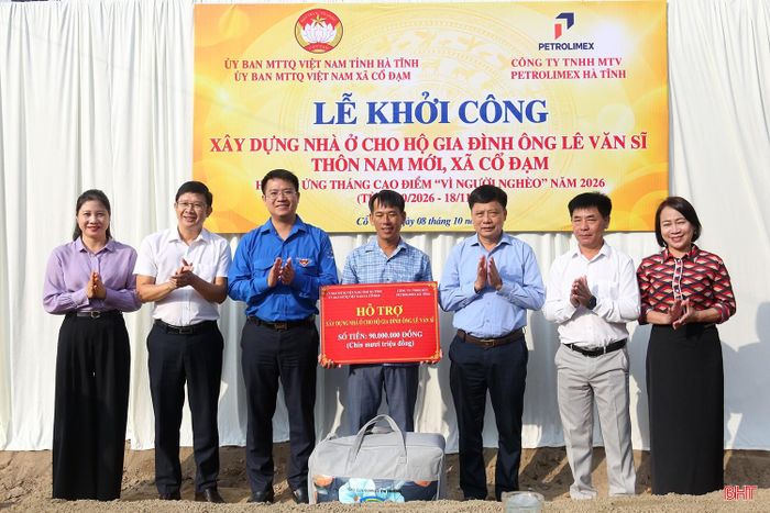  Cũng trong sáng nay, Ủy ban MTTQ xã Cổ Đạm phối hợp khởi công nhà nhân ái cho hộ gia đình anh Lê Văn Sĩ (SN 1988, thôn Nam Mới, xã Cổ Đạm) thuộc diện cận nghèo. Ngôi nhà của anh Sĩ được xây dựng với diện tích 80m2, kinh phí khoảng 300 triệu đồng, trong đó Công ty TNHH MTV Petrolimex Hà Tĩnh hỗ trợ 90 triệu đồng. 