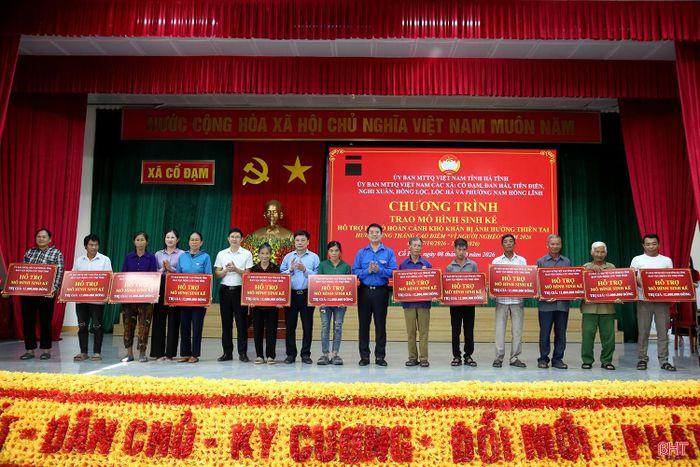 Ban Vận động Quỹ Cứu trợ tỉnh và chính quyền địa phương trao biểu trưng hỗ trợ 12 mô hình sinh kế nuôi bò sinh sản, nuôi lợn và ngư lưới cụ đánh bắt hải sản cho các hộ dân xã Cổ Đạm.
