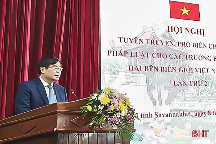Đồng chí Phan Xuân Thủy - Phó Trưởng ban Tuyên giáo Trung ương trình bày chuyên đề tại hội nghị.