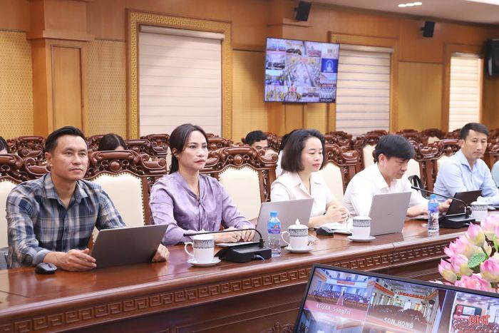Đại biểu tham dự hội nghị tại điểm cầu Tỉnh ủy.