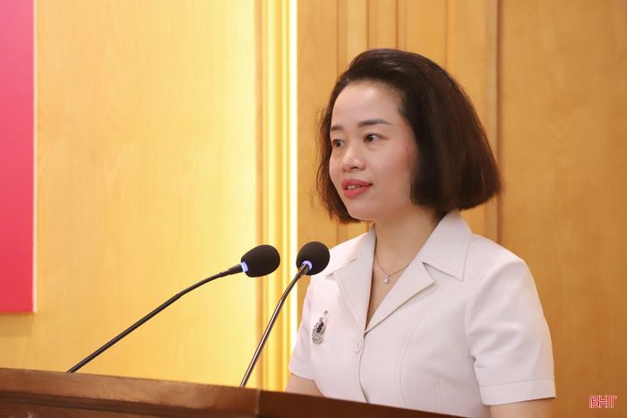 Phó Giám đốc Sở Tư pháp Trần Thị Kiều Oanh trình bày các nội dung liên quan tại hội nghị.