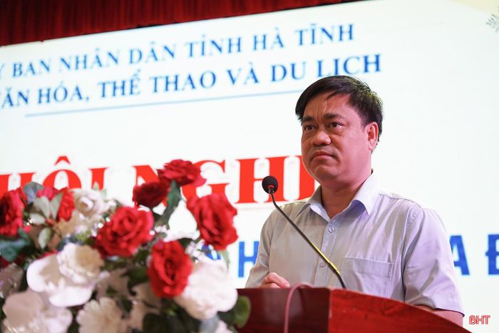 Ông Võ Đình Thi - Trưởng phòng Quản lý Văn hoá, Sở Văn hoá, Thể thao và Du lịch tỉnh trình bày các nội dung tập huấn.