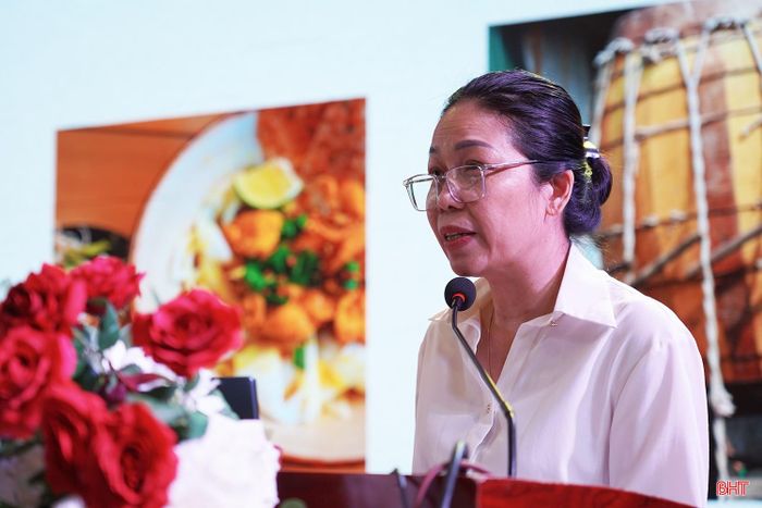 Bà Trần Thị Vinh - Phó Giám đốc phụ trách Bảo tàng Hà Tĩnh trình bày nội dung về công tác kiểm kê di sản văn hoá phi vật thể, di sản tư liệu.