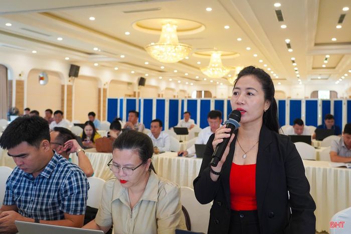 Các đại biểu trao đổi nhiều ý kiến tại hội nghị.