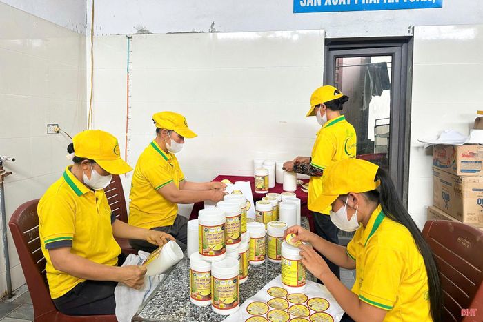 Công nhân HTX Nông sản dược liệu Thu Hằng thực hiện khâu đóng gói sản phẩm.