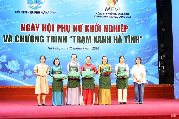 Hội LHPN Hà Tĩnh và Công ty MEVI (Hà Nội) trao tặng HTX Nông sản dược liệu Thu Hằng cùng các hội viên phụ nữ những phần quà giá trị phục vụ cho khởi nghiệp.